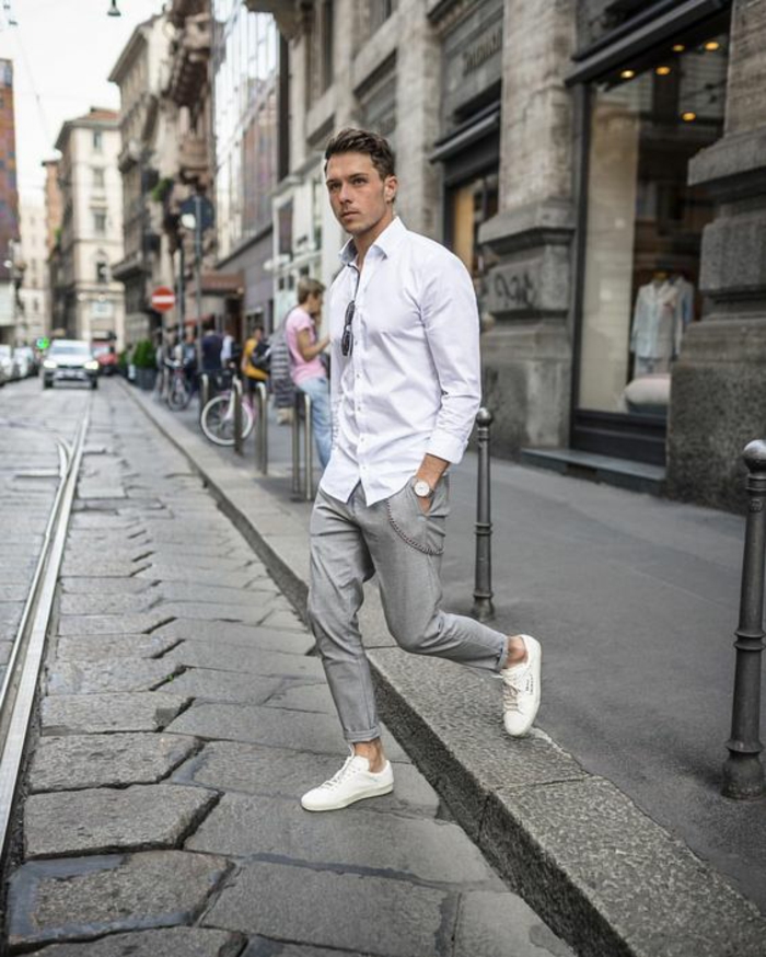 chino gris chemise blanche