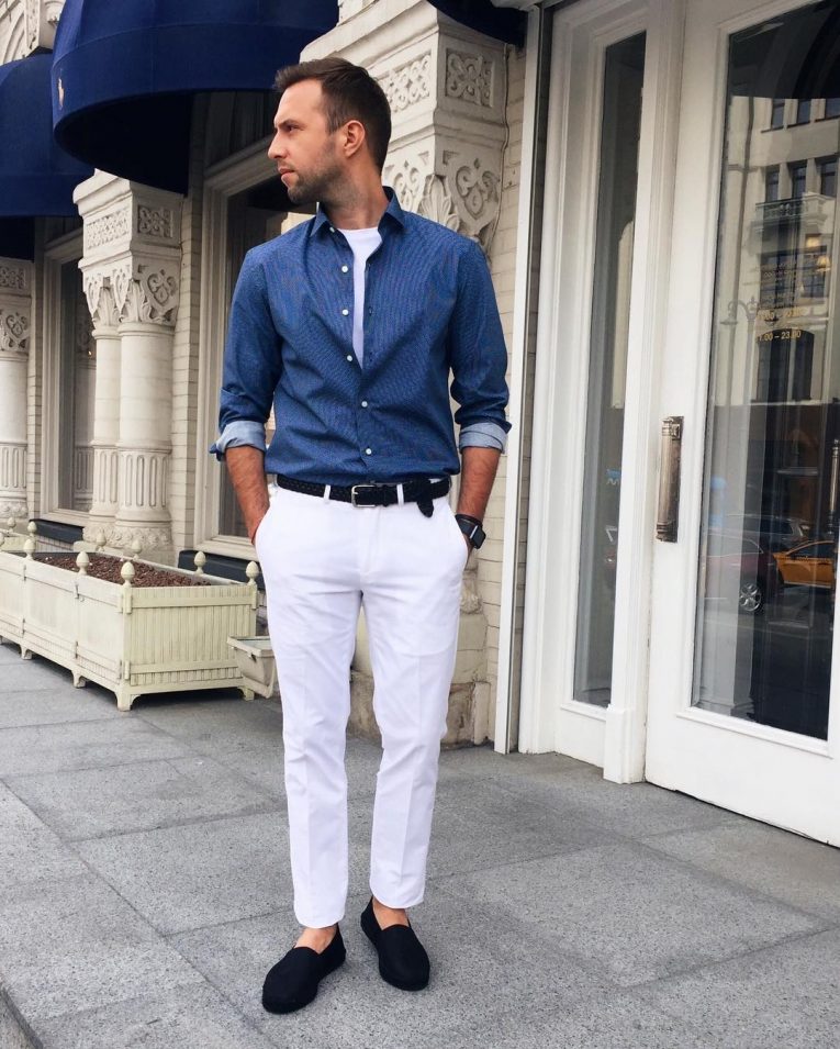 pantalon bleu et chemise blanche