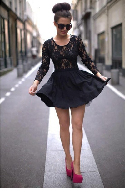 robe rose chaussure noir