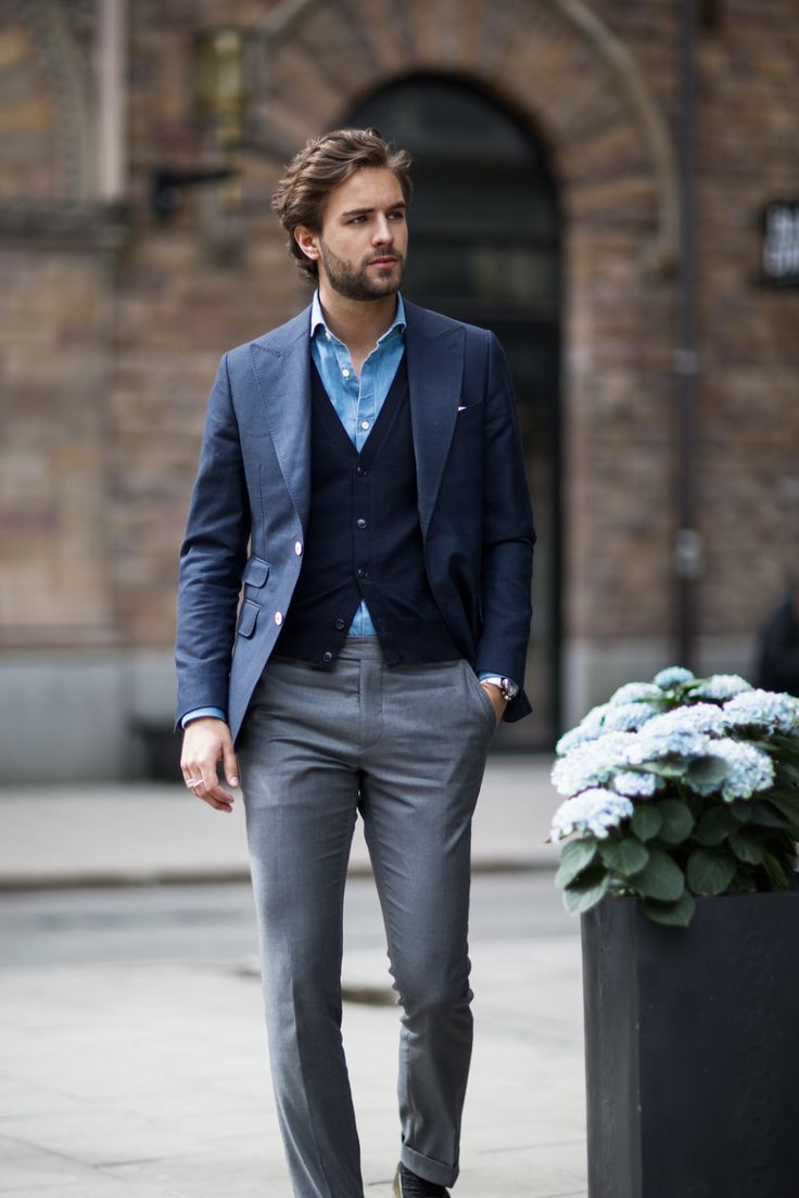 blazer gris pantalon bleu