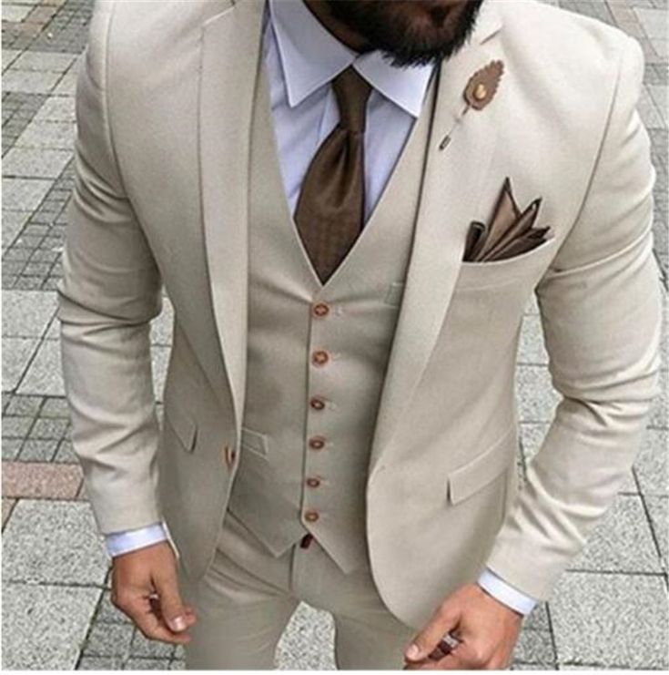 costume beige cravate