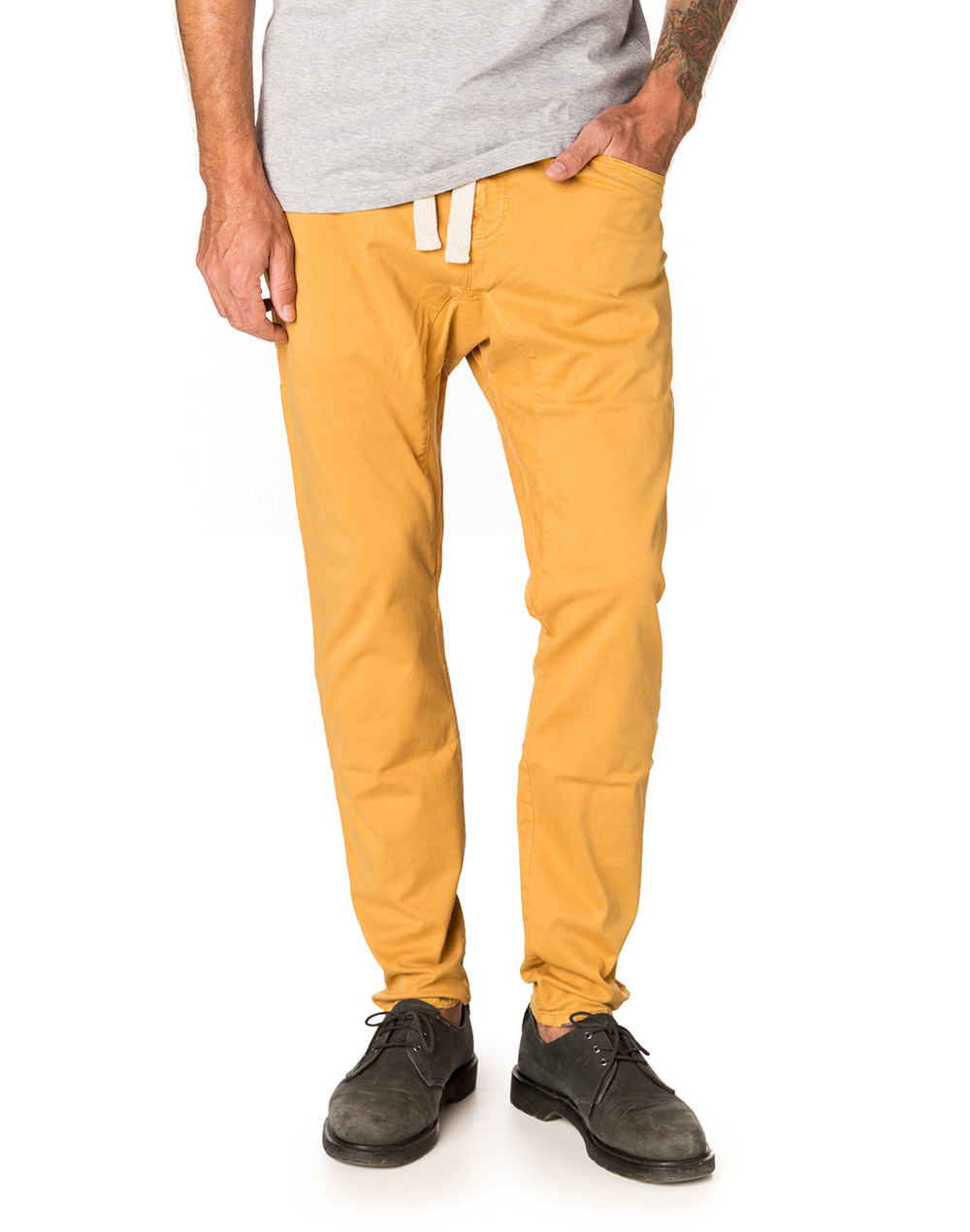 pantalon jaune homme avec quoi