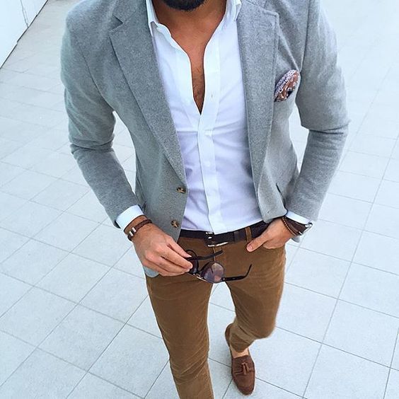 chino gris chemise blanche