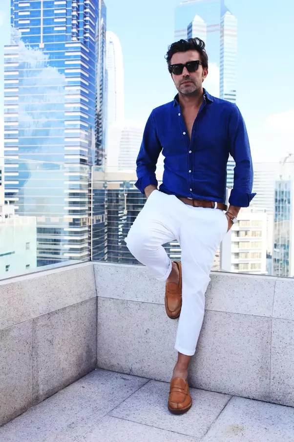 pantalon bleu et chemise blanche