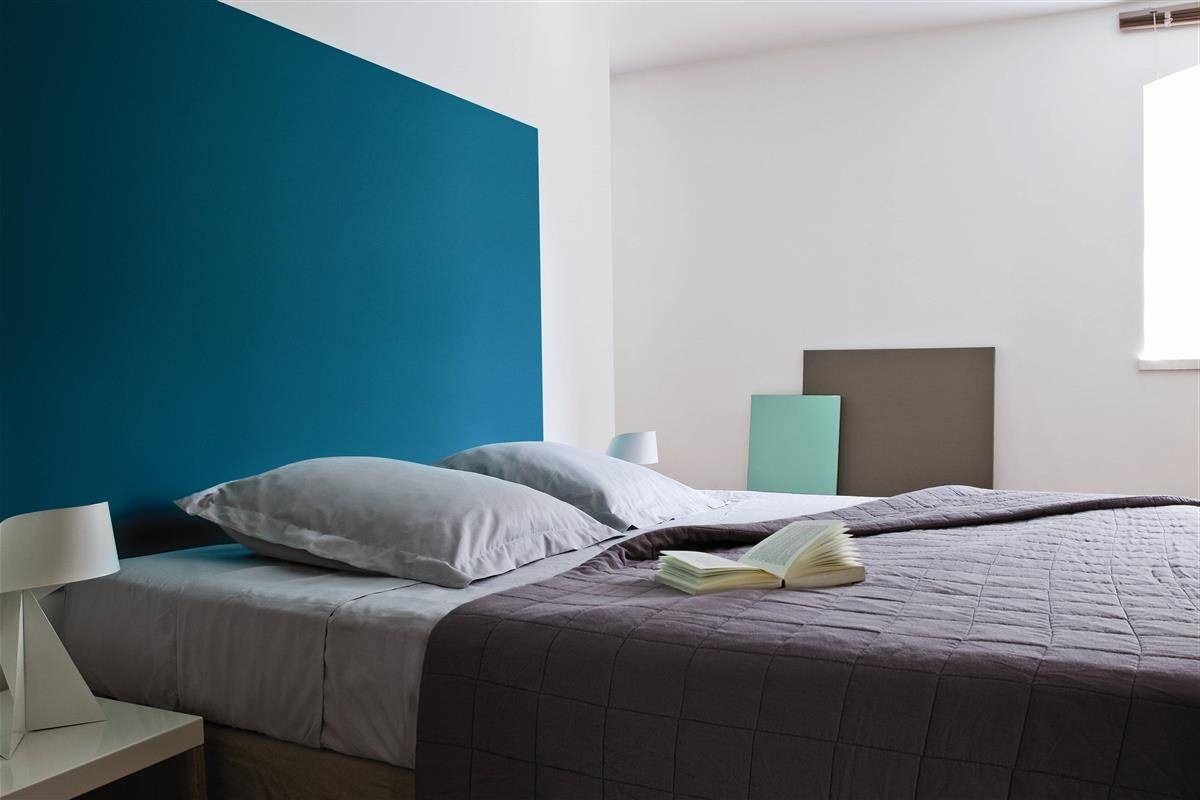 Quelle couleur associer au bleu canard pour une chambre ?