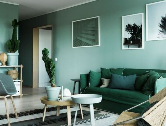 Quelle déco sur un mur vert foncé ?