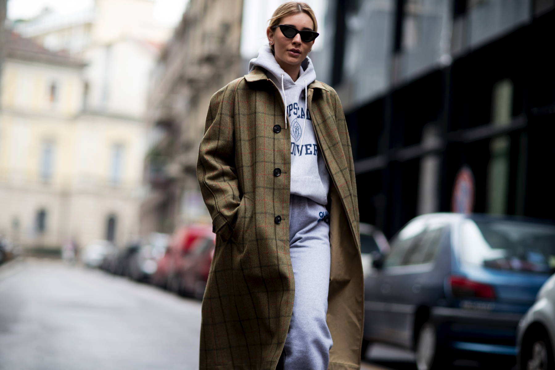 Comment porter un sweat à capuche trop grand ?