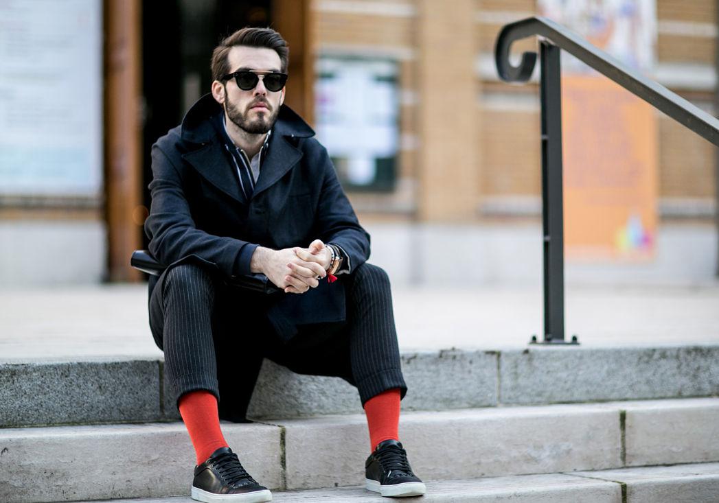 Comment porter des chaussettes de couleur ?