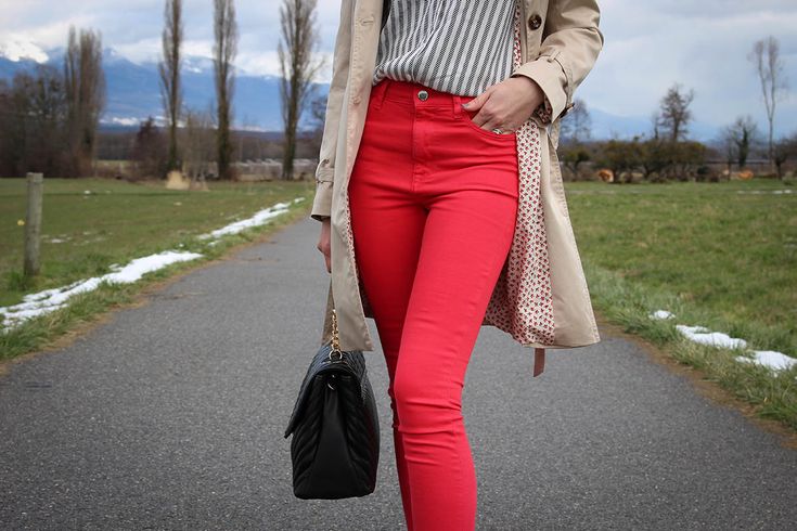 Comment porter un pantalon rouge femme ?
