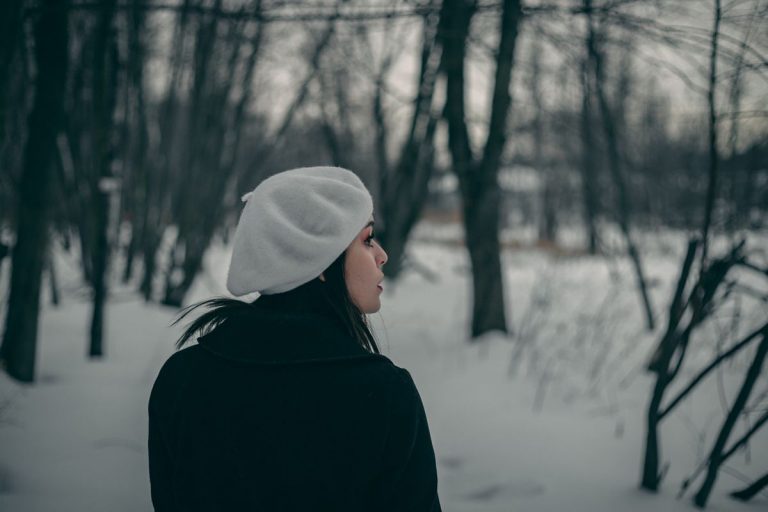 Comment porter le béret sur cheveux courts ?