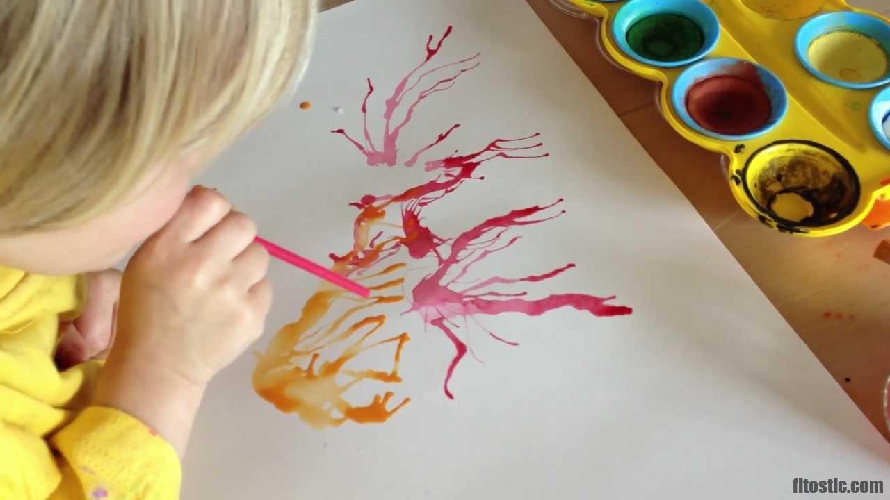 Comment souffler dans une bouteille avec une paille ?