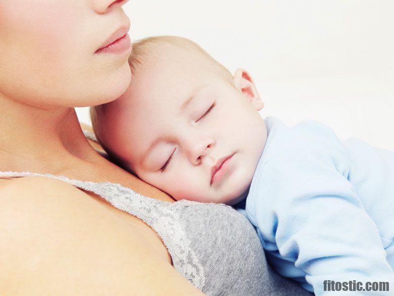 Est-ce dangereux de dormir avec bébé ?