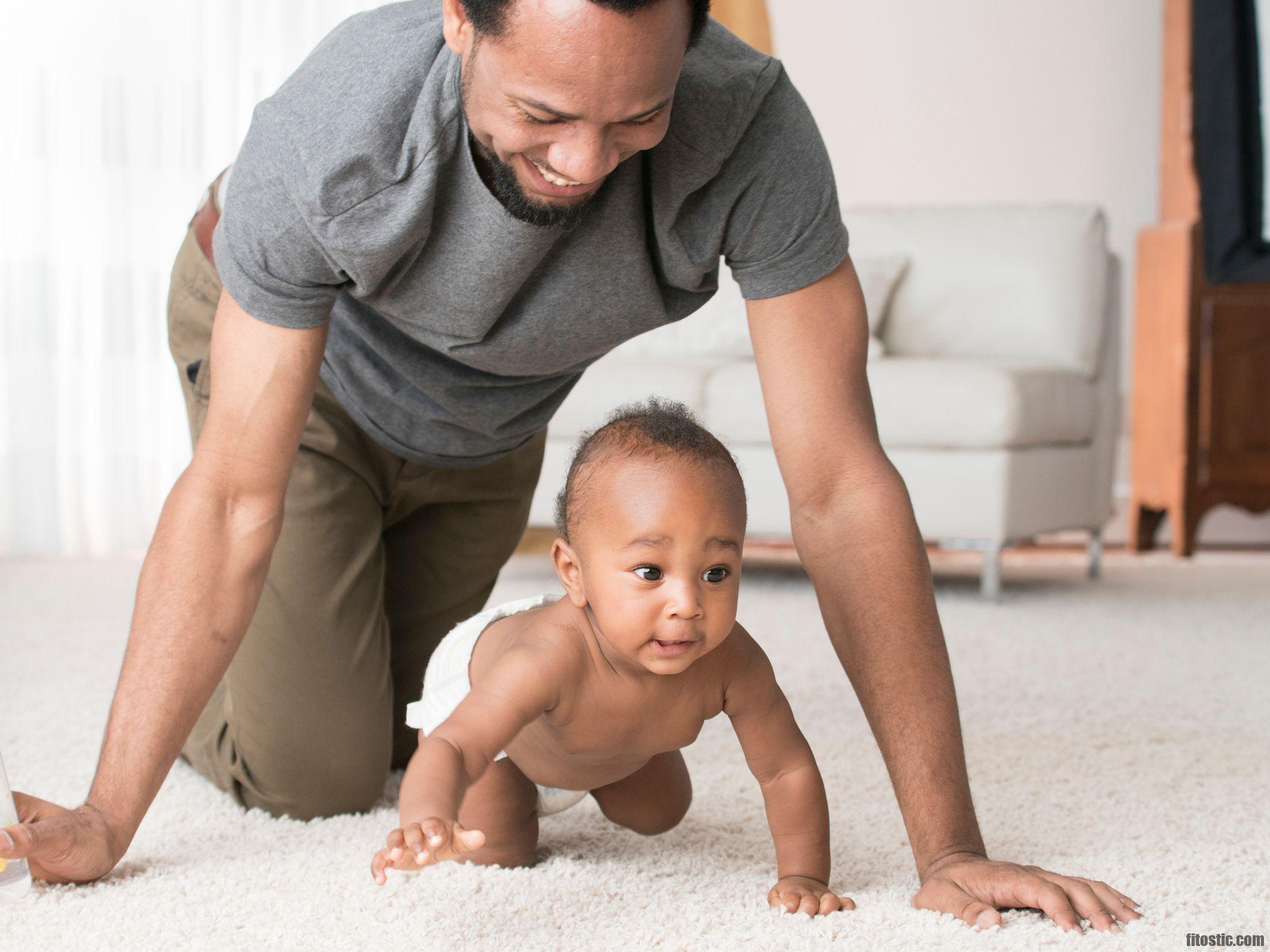 Quel âge bébé marche à 4 pattes ?