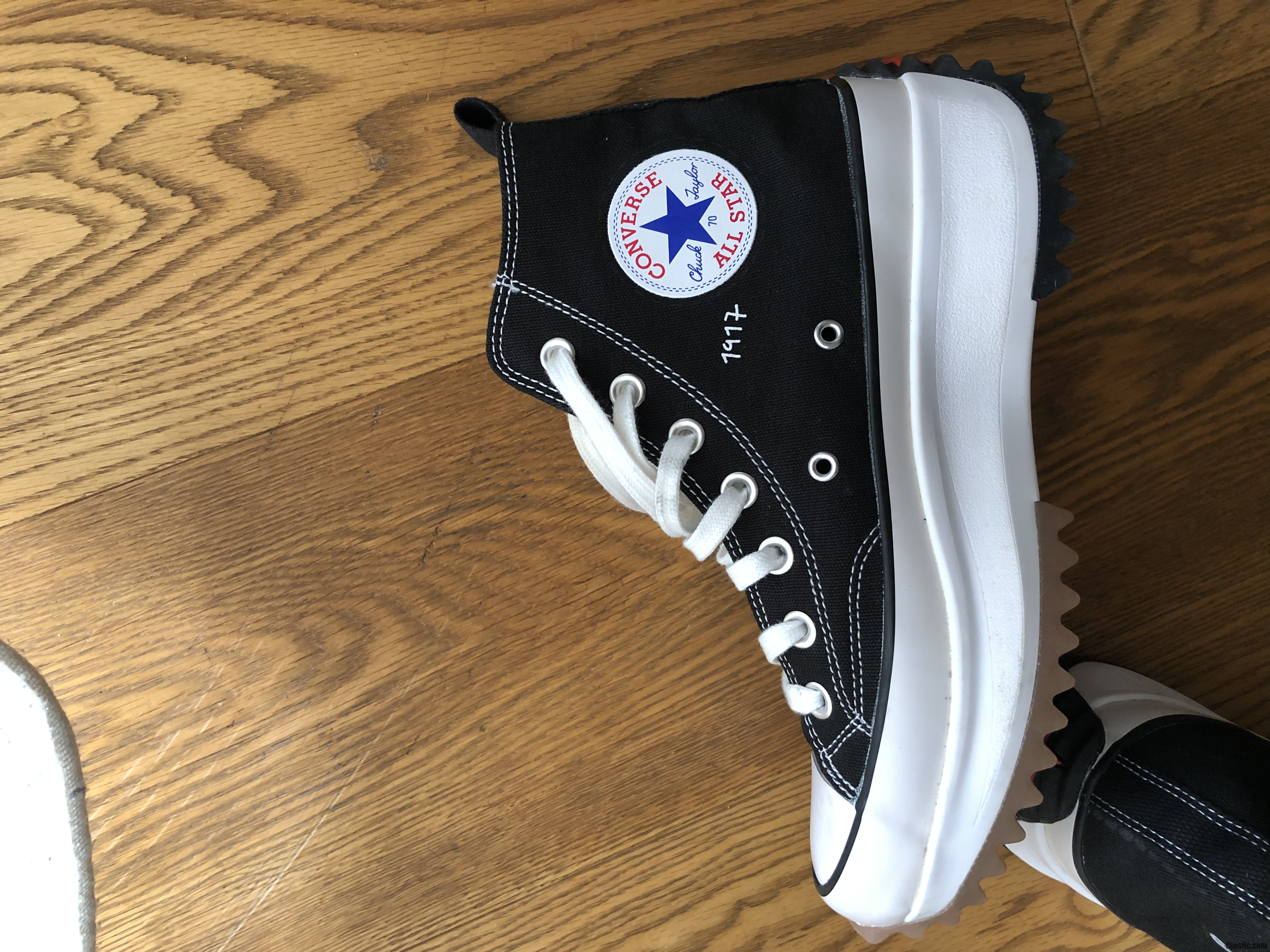 Comment reconnaître fausse converse run star hike ?