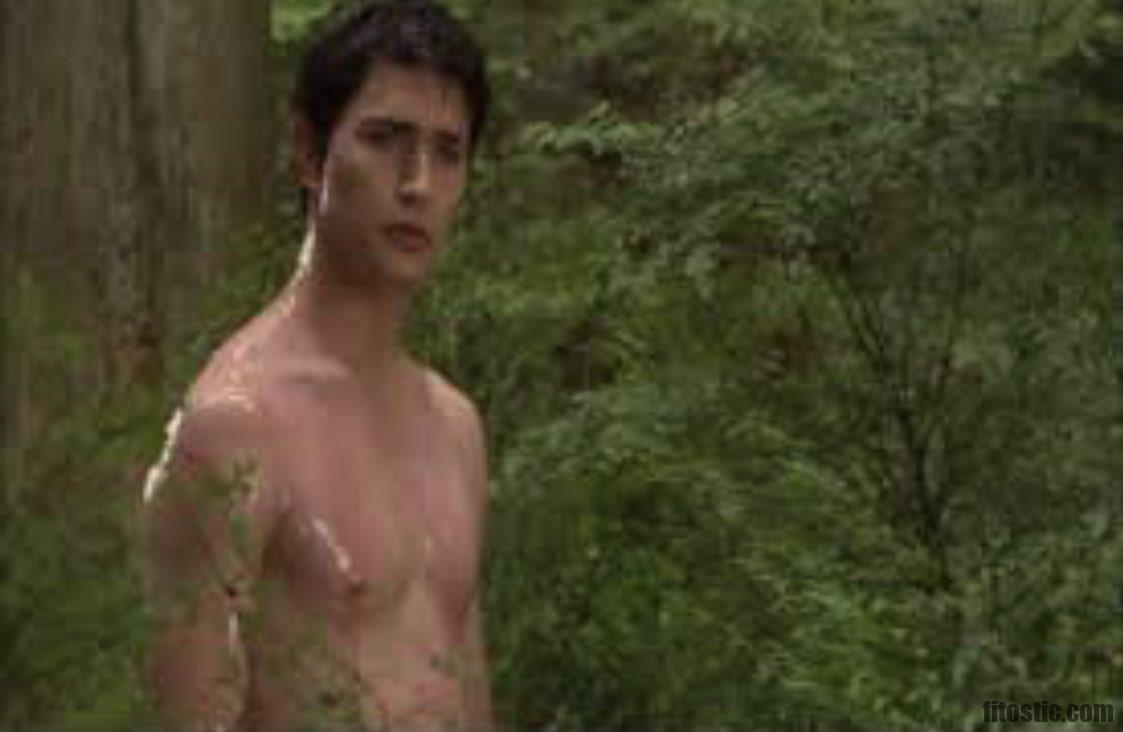 Does kyle xy have a belly button?