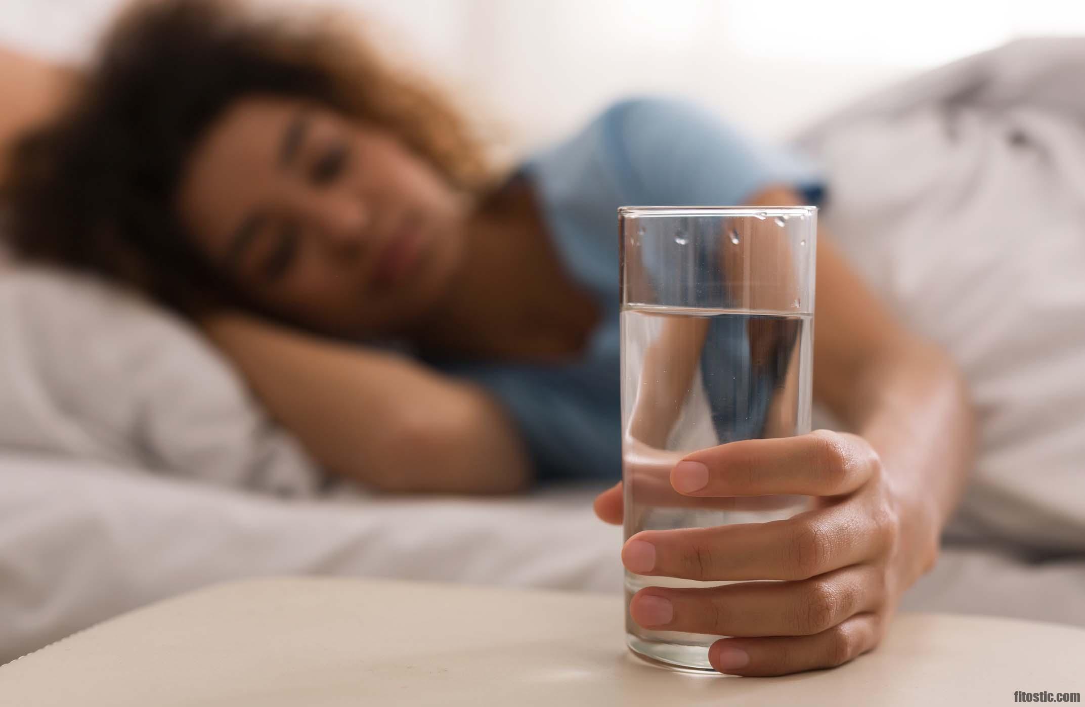 Pourquoi boire un verre d'eau avant de se coucher ?