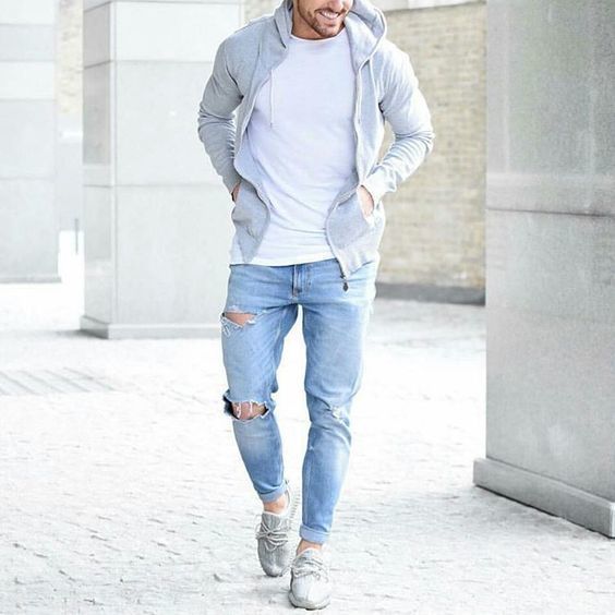 tenue avec un jean bleu clair