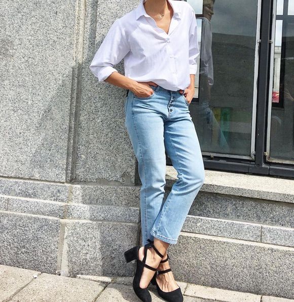 tenue avec un jean bleu clair