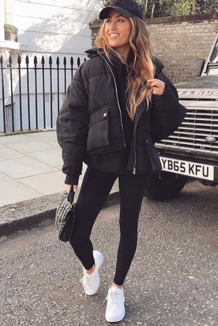Mode femme tenue casual comfy avec un legging, une doudoune noire