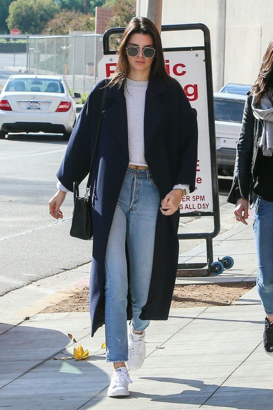 Tenue de Kendall Jenner: Manteau bleu marine, Pull court gris