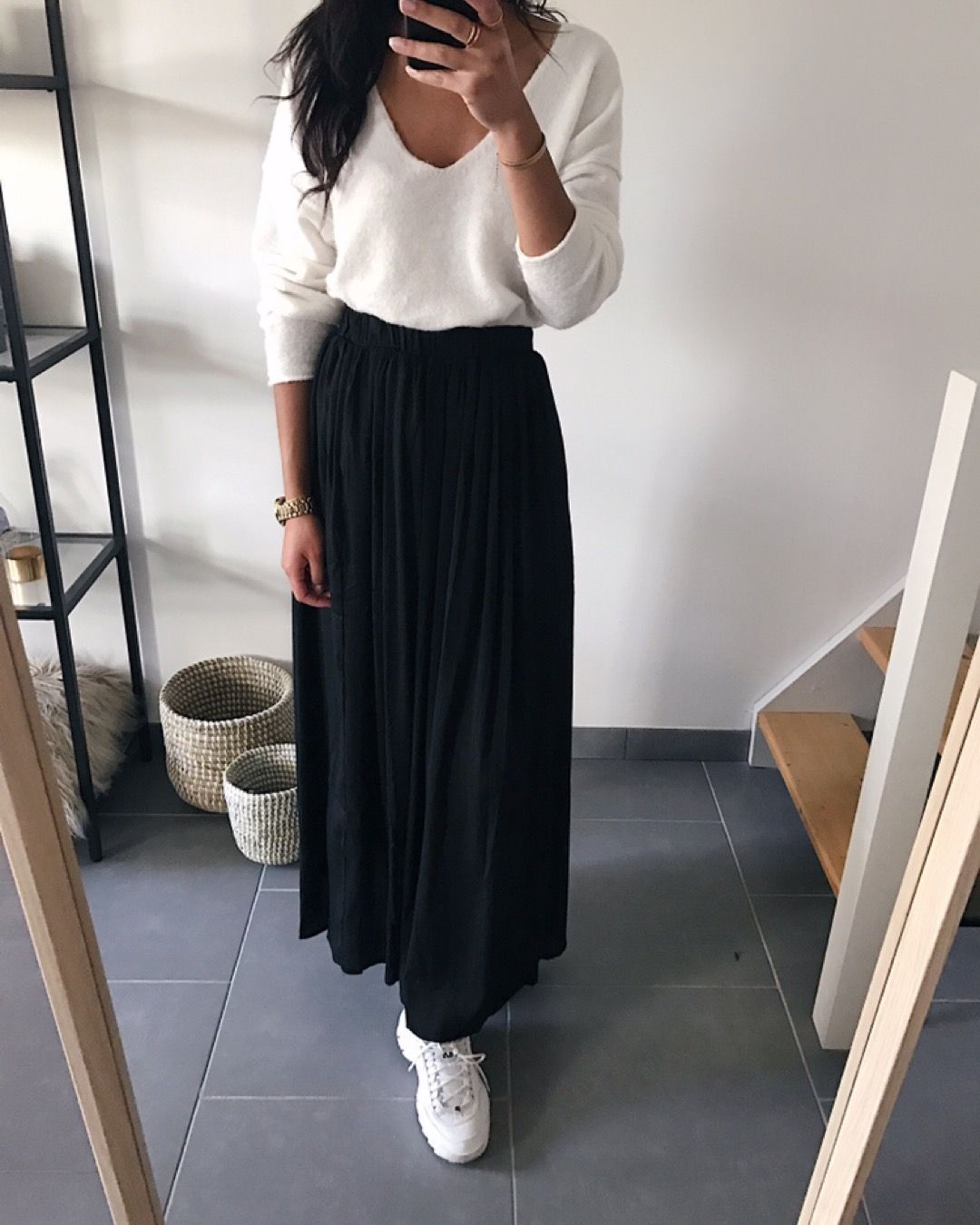 look avec jupe longue plissée noire