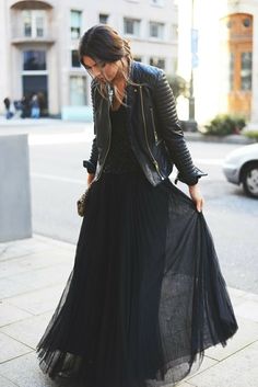 look avec jupe longue plissée noire