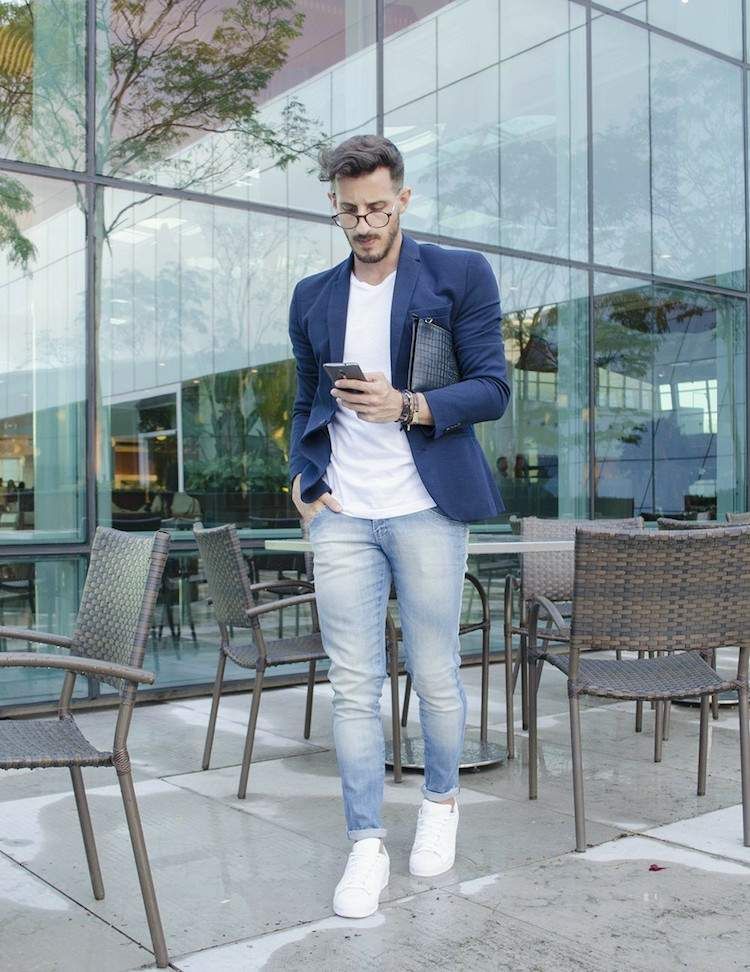 tenue avec jean bleu clair homme