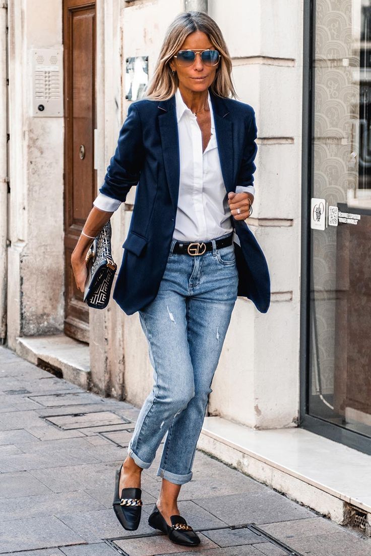 tenue avec un jean bleu marine