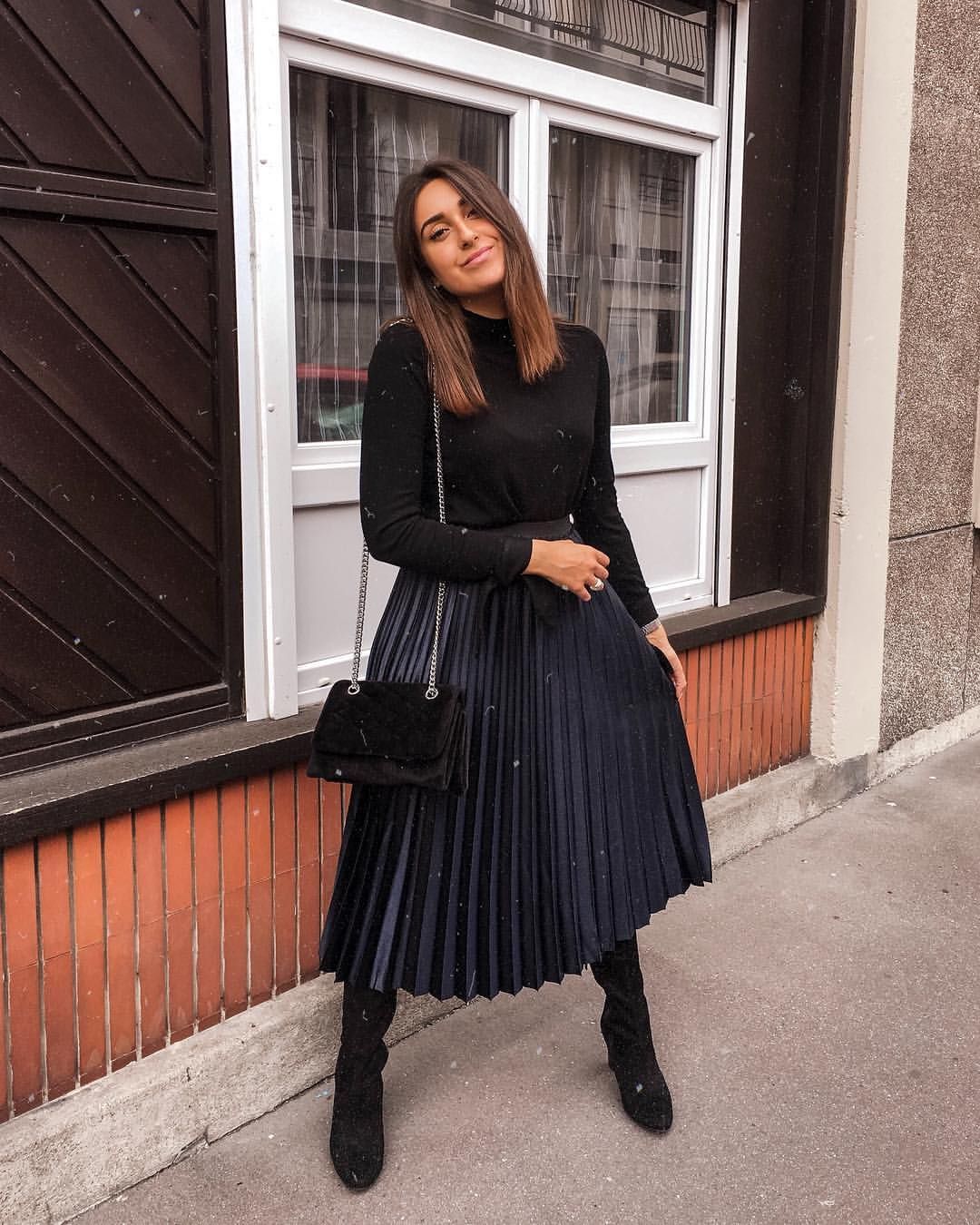 look avec jupe longue plissée noire