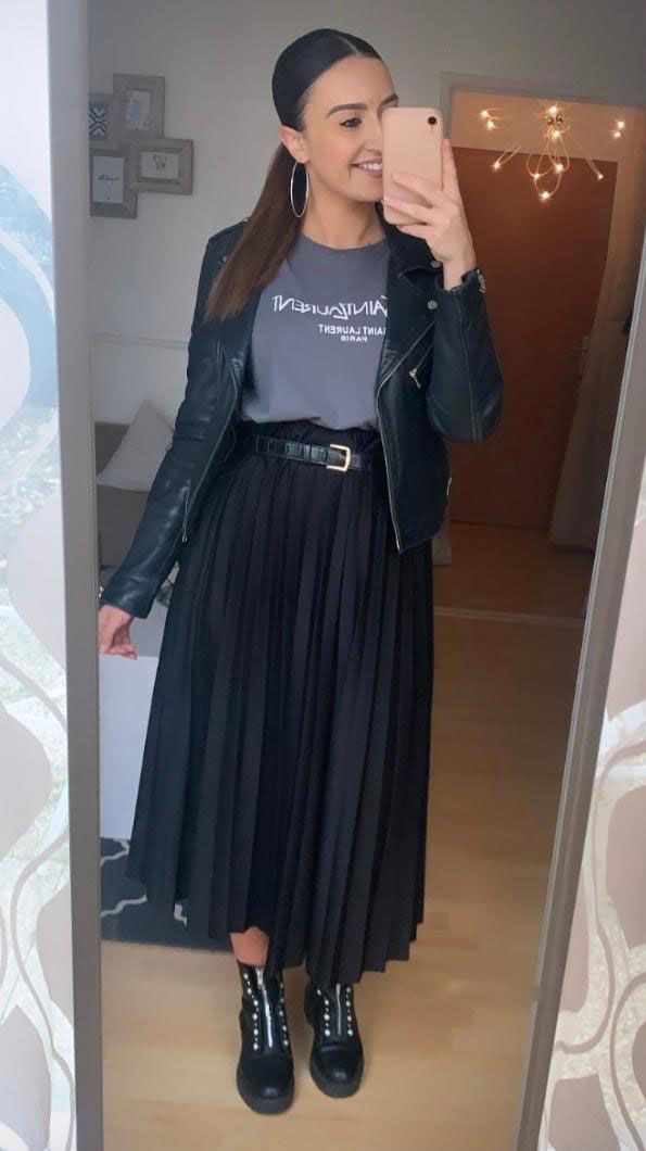 look avec jupe longue plissée noire