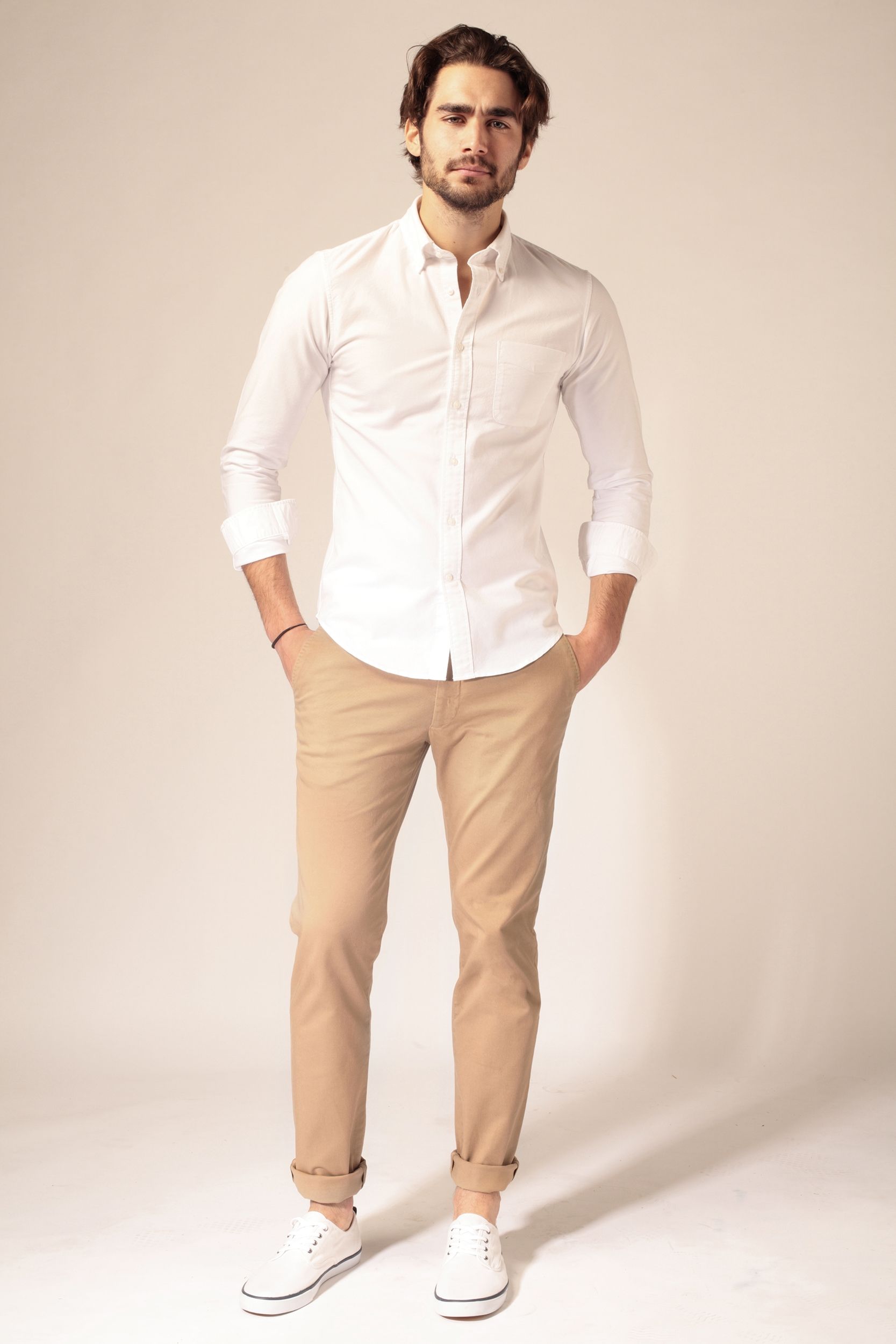 pantalon beige chemise blanche homme