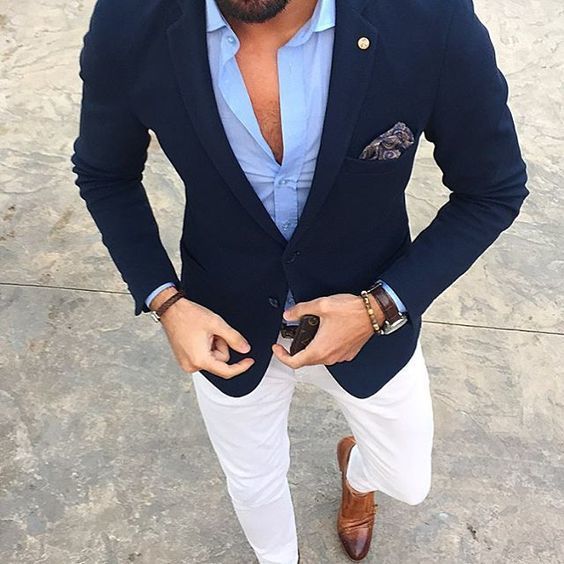 Tenue: Blazer bleu marine, Chemise à manches longues bleu clair