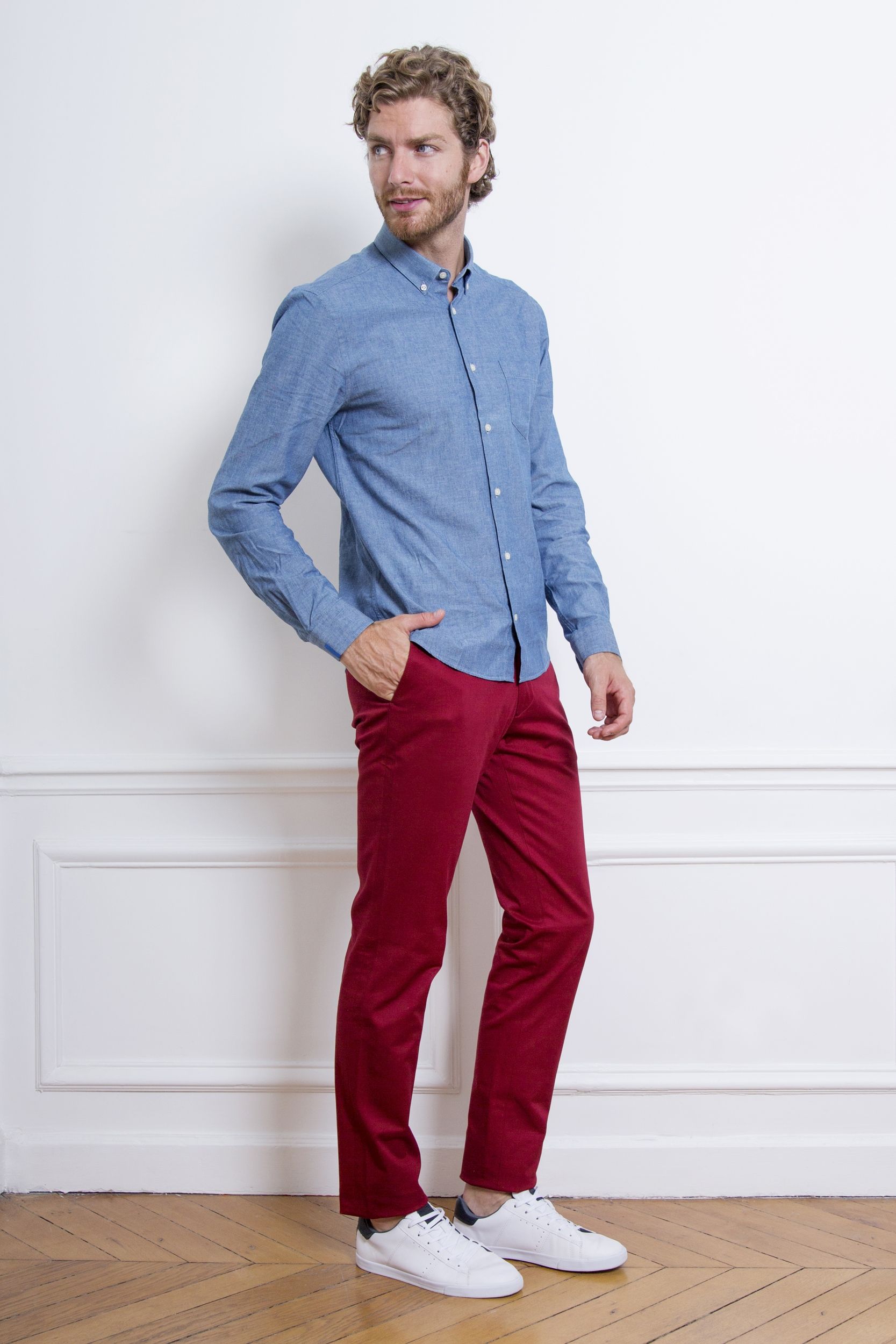 pantalon bordeaux chemise blanche