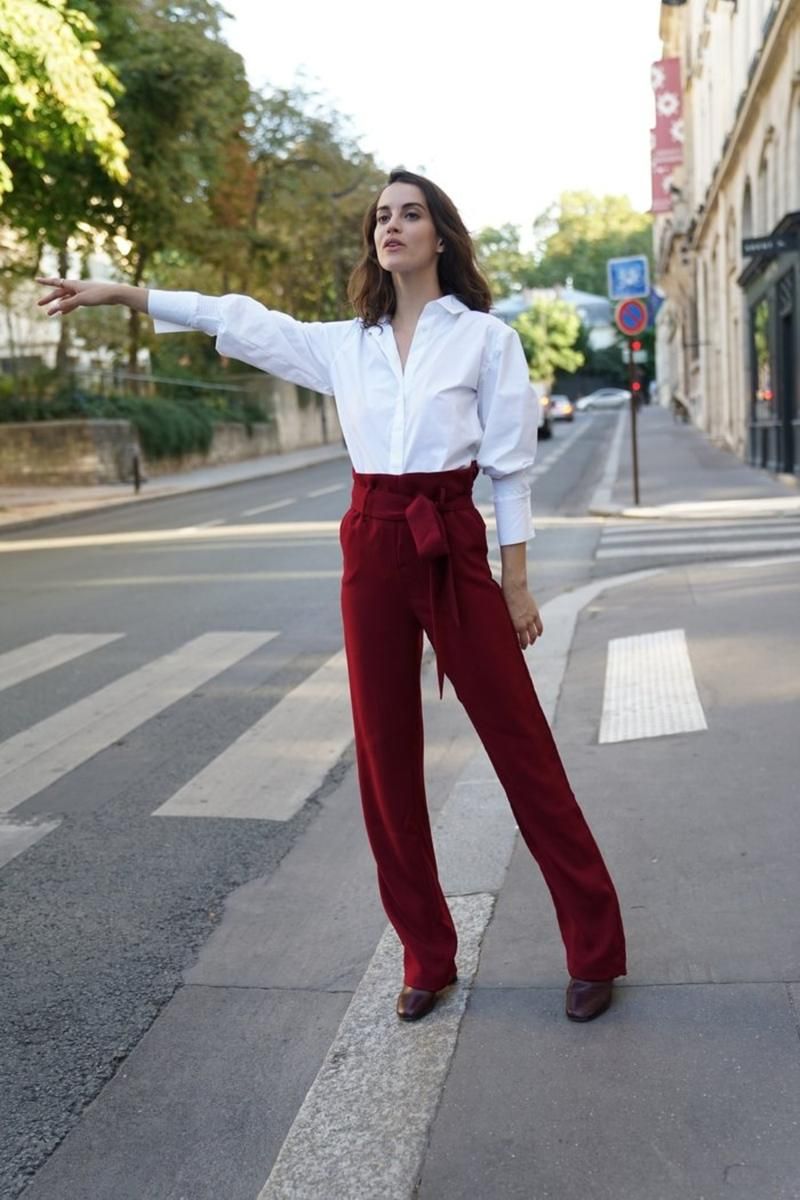 pantalon bordeaux chemise blanche