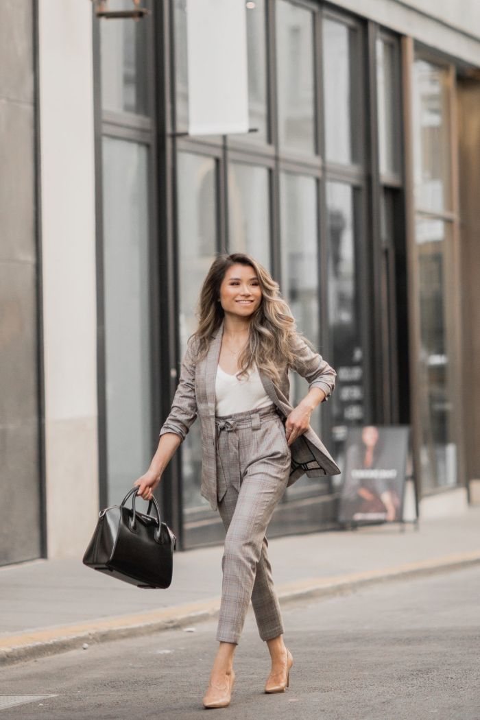 style avec pantalon gris femme