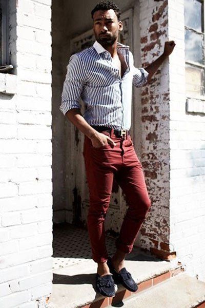 pantalon chino bordeaux porté avec une chemise blanche à rayures