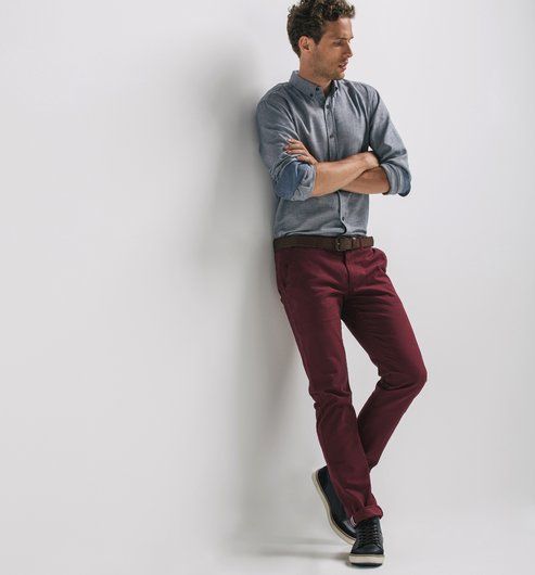 pantalon bordeaux chemise blanche