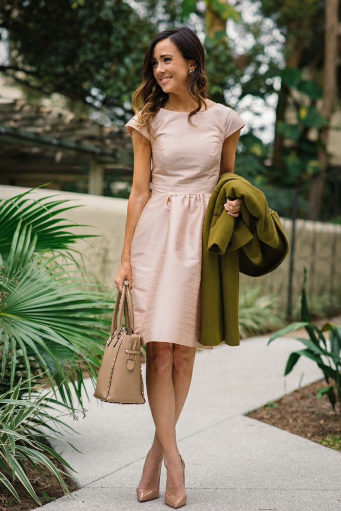 robe beige quelle couleur chaussures