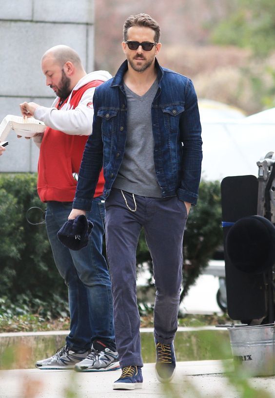 Tenue de Ryan Reynolds: Veste en jean bleu marine, Pull à col en v