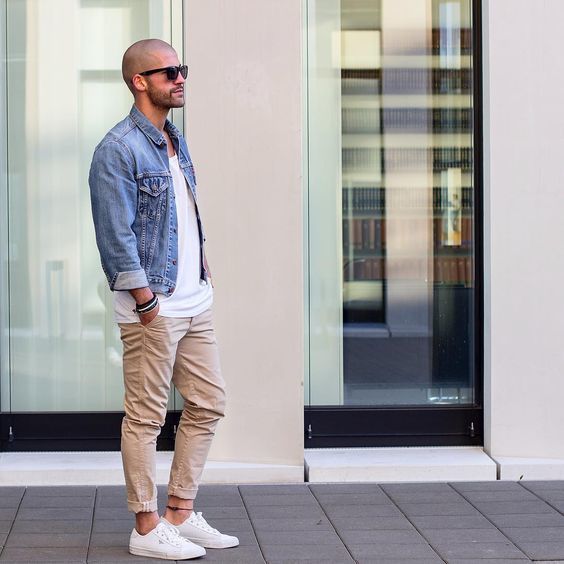 Tenue: Veste en jean bleue, T-shirt à col rond blanc, Pantalon