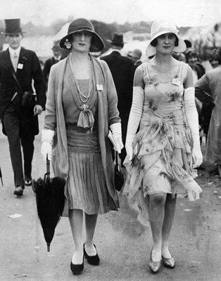 Deux jolies jeunes femmes aux courses | 20s fashion, Vintage