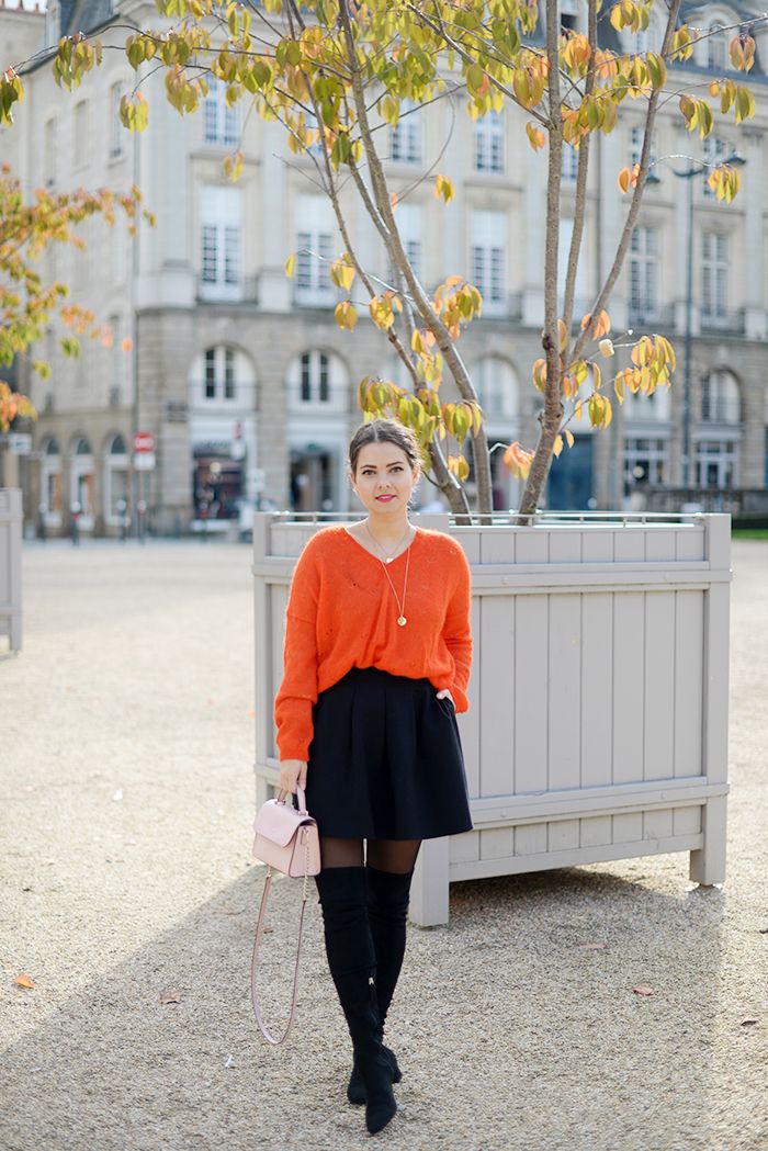 Orange : les cuissardes noires, jupe patineuse et pull orange