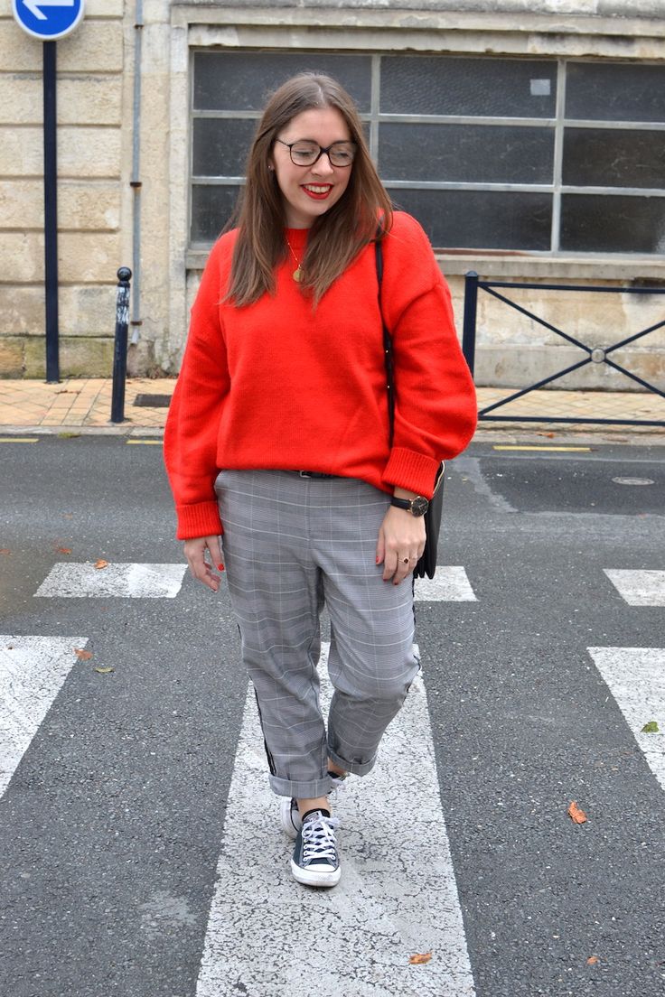 pull rouge pantalon noir