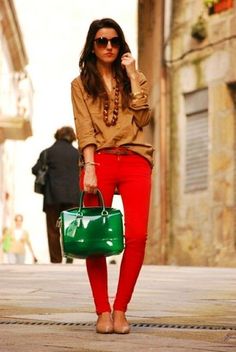 avec un pantalon rouge