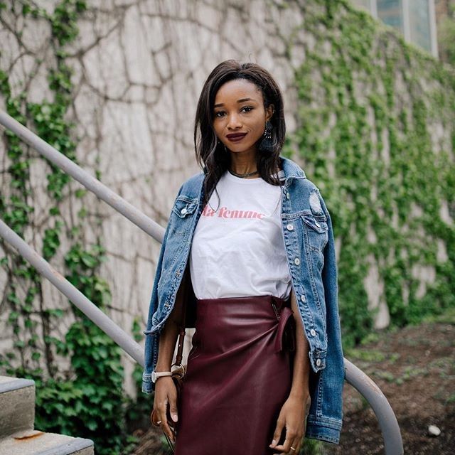 Avoir du style en automne : jupe bordeaux en similicuir + t-shirt