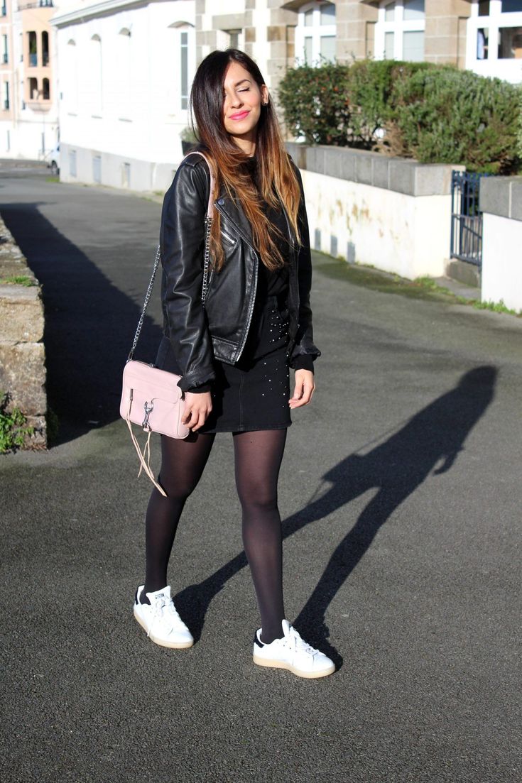 tenue avec une jupe en jean noir