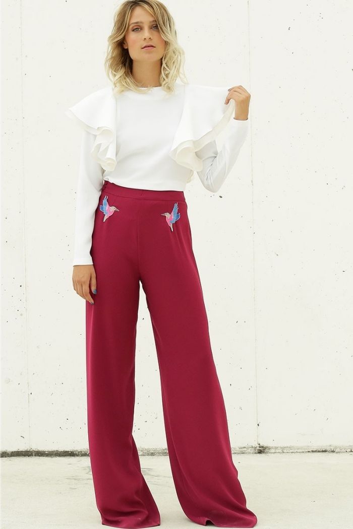 avec un pantalon rouge