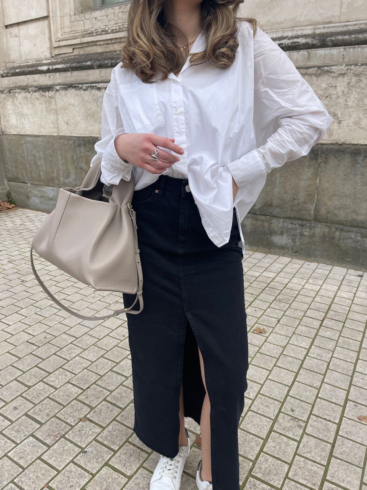 Look avec une jupe longue en jean denim noir