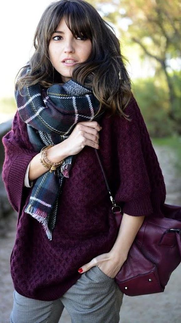 Pull bordeaux-violet et écharpe à carreaux : où trouver ce look