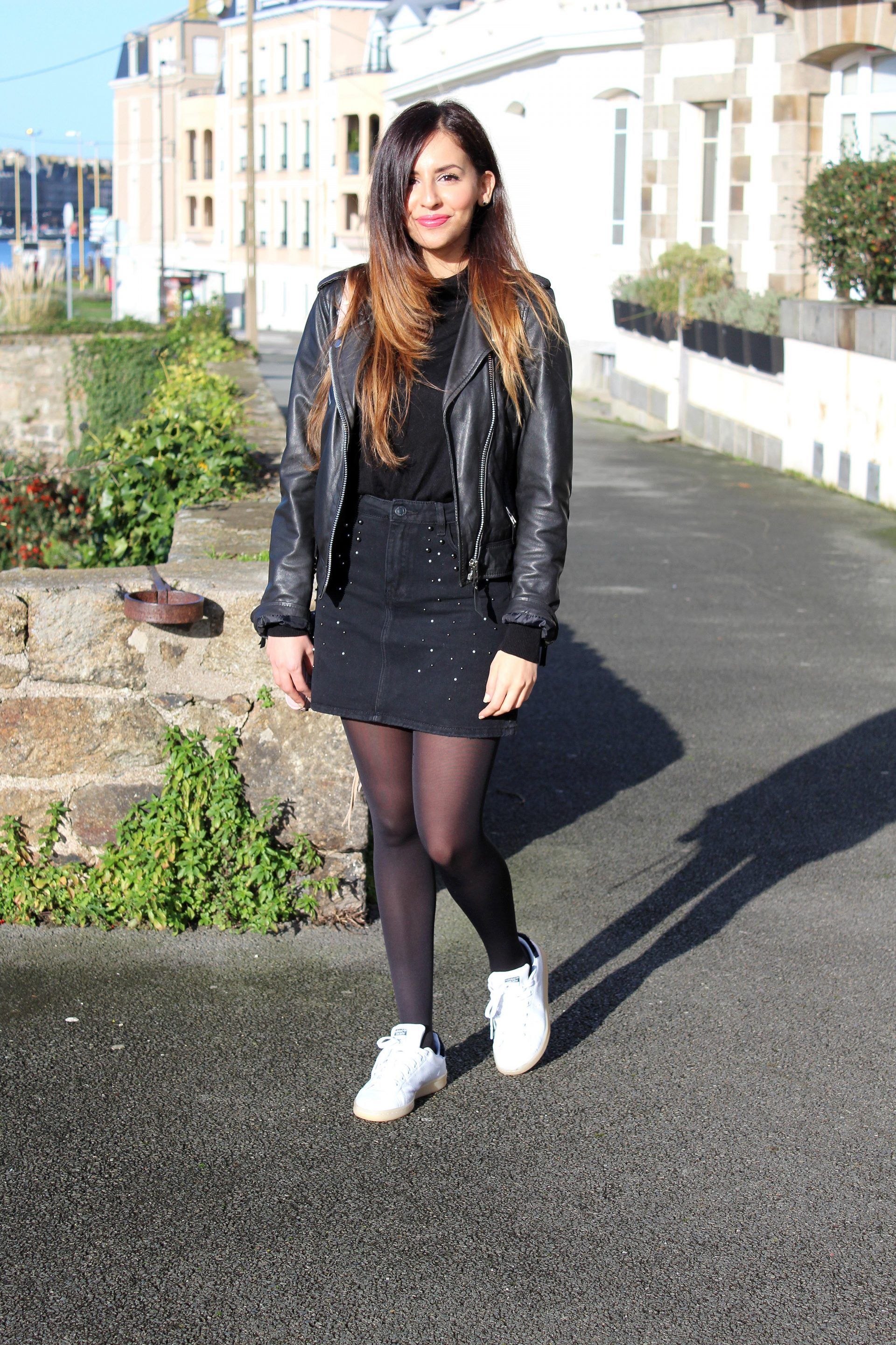 tenue avec une jupe en jean noir